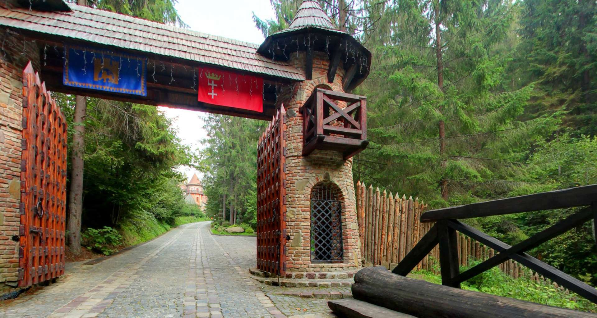 Ворота готелю-замку